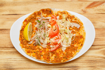 Lahmacun – pizza turque traditionnelle sur table en bois
