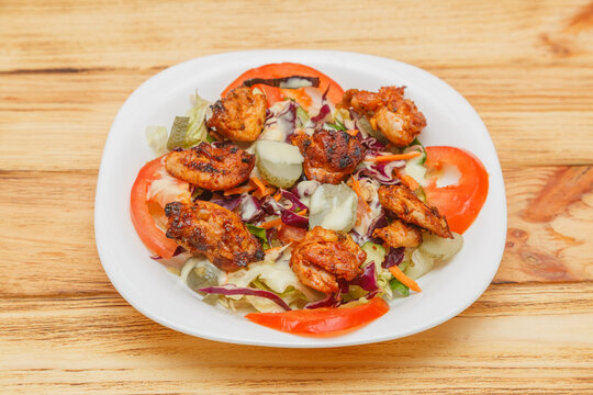 Salade au poulet grill&eacute; avec l&eacute;gumes frais &ndash; tomates, olives, choux, carottes, cornichons &ndash; restauration rapide turque