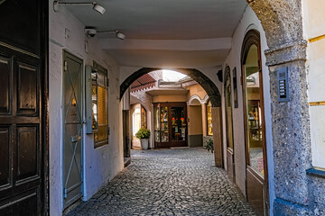 Fototapeta premium In den Gassen von Salzburg: shoppen in der Goldgasse