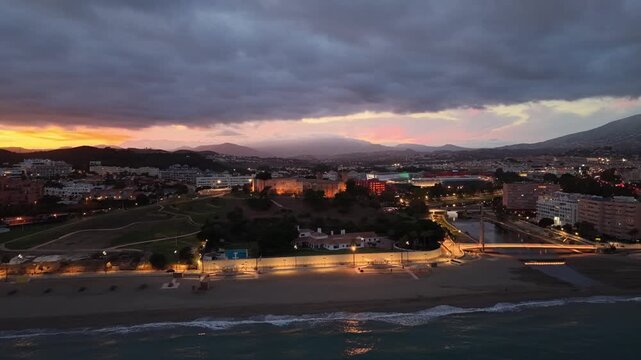 l&iacute;nea de costa de la playa de Fuengirola y su castillo al caer la noche, Espa&ntilde;a