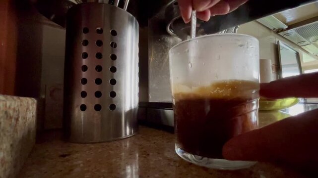 Preparar caf&eacute; de desayuno con cafetera de m&aacute;quina