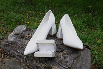 Zapatos blancos con joyas de boda elegantes