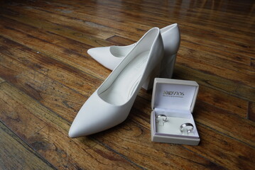 Zapato de boda con joyas