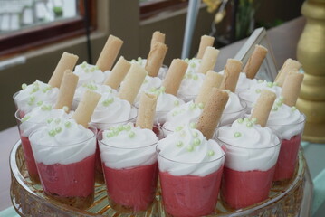 Postres sobre una mesa