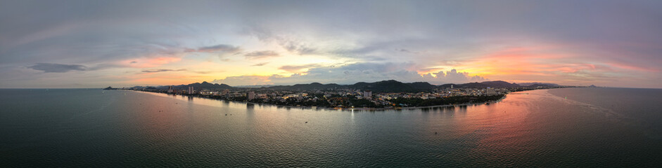 Obraz premium harbor sunset tranquility, calm waters reflect evening hues, soft clouds drift over peaceful Hua Hin Thailand