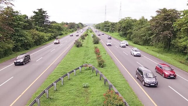 Vehicle volumes will increase. To avoid traffic congestion during the homecoming season or long holidays, especially on toll roads, one-way traffic engineering is often implemented.