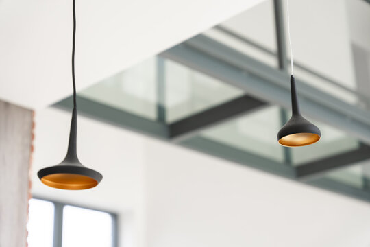 Pont en verre moderne &agrave; l&rsquo;int&eacute;rieur d&rsquo;une maison, reliant deux espaces et offrant une structure design transparente qui met en valeur la lumi&egrave;re et l&rsquo;architecture contemporaine.