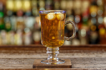 Grog on the basis of whiskey with apple