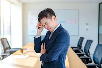 悩むビジネスマン