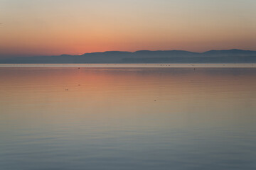 Wschód nad jeziorem Goczałkowickim jesienią, ptaki latające nad wodą.  © Elżbieta Kaps