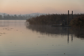 Krajobraz z rybakiem łowiącym ryby.  © Elżbieta Kaps