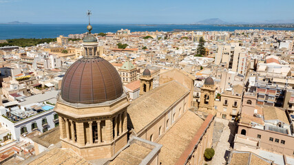 Obraz premium Aerial closeup of Marsala Cathedral, located in the province of Trapani, Sicily, Italy. It has a Baroque-style dome. It is dedicated to the Anglo-Norman Saint Thomas Becket.