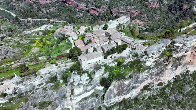 Impresionante vista a&eacute;rea captada con dron del pueblo medieval de Siurana, situado sobre un acantilado en la comarca del Priorat, Tarragona. Se aprecian sus casas de piedra, la iglesia y el entorno.
