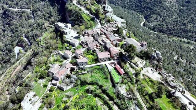 Impresionante vista a&eacute;rea captada con dron del pueblo medieval de Siurana, situado sobre un acantilado en la comarca del Priorat, Tarragona. Se aprecian sus casas de piedra, la iglesia y el entorno.