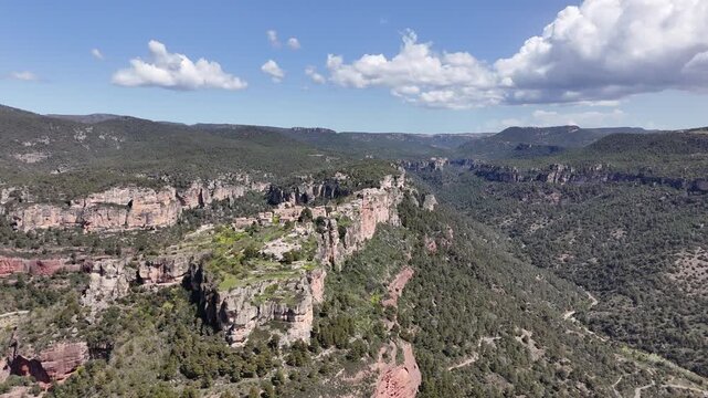 Impresionante vista a&eacute;rea captada con dron del pueblo medieval de Siurana, situado sobre un acantilado en la comarca del Priorat, Tarragona. Se aprecian sus casas de piedra, la iglesia y el entorno.