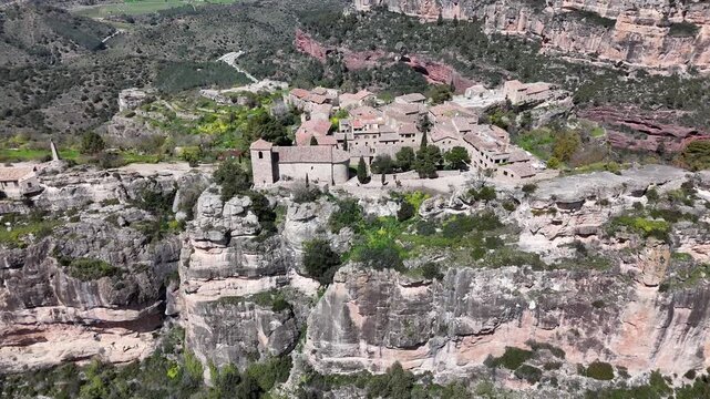 Impresionante vista a&eacute;rea captada con dron del pueblo medieval de Siurana, situado sobre un acantilado en la comarca del Priorat, Tarragona. Se aprecian sus casas de piedra, la iglesia y el entorno.