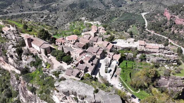 Impresionante vista a&eacute;rea captada con dron del pueblo medieval de Siurana, situado sobre un acantilado en la comarca del Priorat, Tarragona. Se aprecian sus casas de piedra, la iglesia y el entorno.