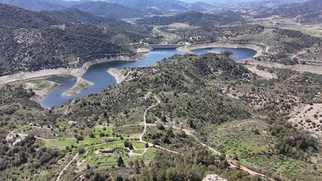 Impresionante vista a&eacute;rea captada con dron del pueblo medieval de Siurana, situado sobre un acantilado en la comarca del Priorat, Tarragona. Se aprecian sus casas de piedra, la iglesia y el entorno.