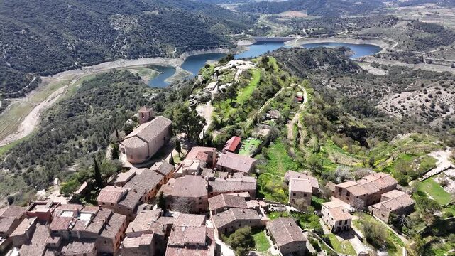 Impresionante vista a&eacute;rea captada con dron del pueblo medieval de Siurana, situado sobre un acantilado en la comarca del Priorat, Tarragona. Se aprecian sus casas de piedra, la iglesia y el entorno.