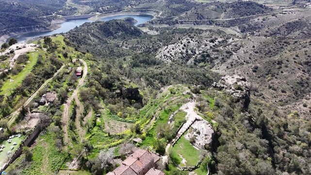 Impresionante vista a&eacute;rea captada con dron del pueblo medieval de Siurana, situado sobre un acantilado en la comarca del Priorat, Tarragona. Se aprecian sus casas de piedra, la iglesia y el entorno.