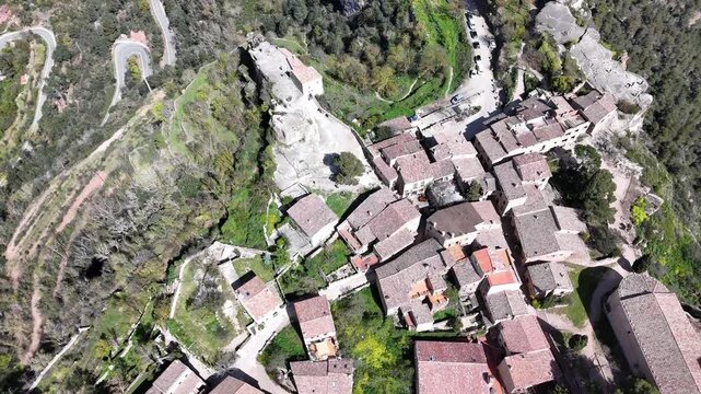 Impresionante vista a&eacute;rea captada con dron del pueblo medieval de Siurana, situado sobre un acantilado en la comarca del Priorat, Tarragona. Se aprecian sus casas de piedra, la iglesia y el entorno.