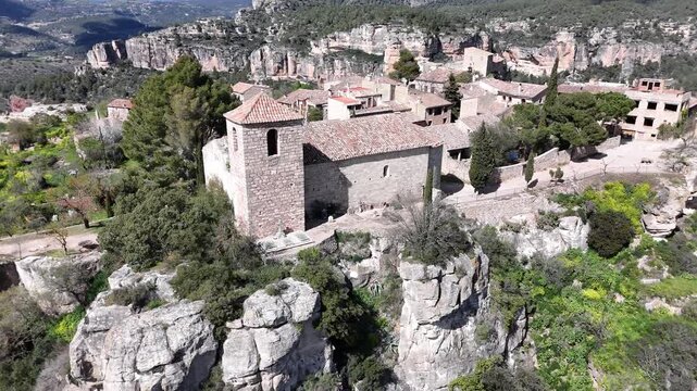 Impresionante vista a&eacute;rea captada con dron del pueblo medieval de Siurana, situado sobre un acantilado en la comarca del Priorat, Tarragona. Se aprecian sus casas de piedra, la iglesia y el entorno.