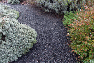 Allée, chemin en graviers noir décoratifs dans le jardin, pour aménagement paysager design des...
