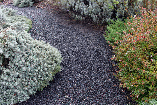 All&eacute;e, chemin en graviers noir d&eacute;coratifs dans le jardin, pour am&eacute;nagement paysager design des ext&eacute;rieurs