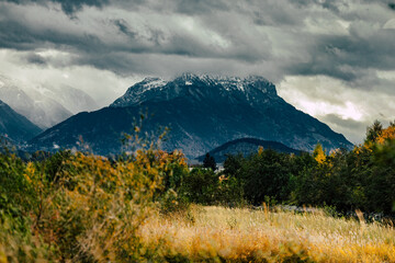 Bergblick auf die Vorarlberger Berge mit Schnee im Herbst, Wetterwolken, Regenwolken &uuml;ber den Vorarlberger Bergen