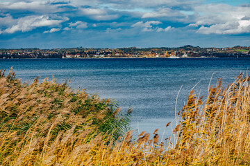 Sonne auf der Halbinsel Lindau am Bodensee im Herbst, Aussicht &uuml;ber den Bodensee auf die Halbinsel Lindau