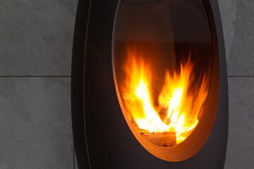 Płonące szczapy drewna w  metalowym piecu wolnostojącym