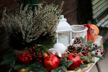 Adventsdekoration vor altem Holzhaus 