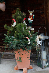 Adventsdekoration vor altem Holzhaus 