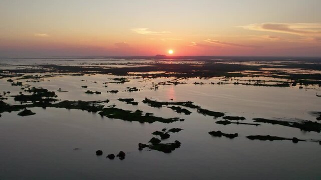Puesta se Sol Sobre la Cienaga en un Hermosos Atardecer