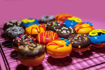 close-up de donas peque&ntilde;as glaseadas de diferentes colores 