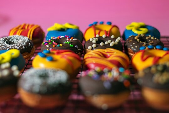 Close-up de mini donas coloridas