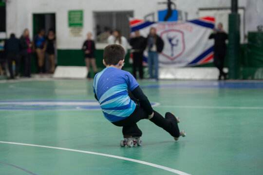 Ni&ntilde;o participando de un certamen de pat&iacute;n art&iacute;stico