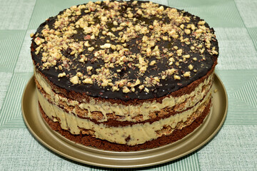 The cake is a sponge cake made of chocolate layers with a layer of white cream.