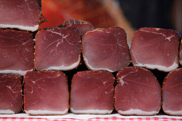 Geräucherter Schinken auf Bauernmarkt zum Verkauf 