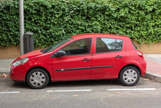 Vista lateral de un autom&oacute;vil Renault Clio aparcado en una calle de Madrid, Espa&ntilde;a, 4 de noviembre de 2025