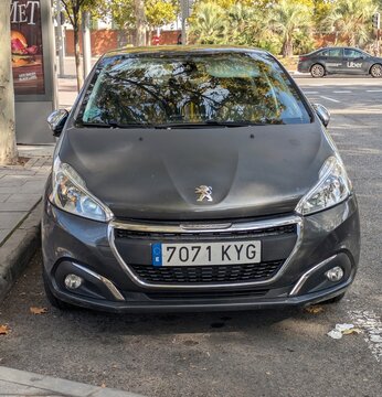 Vista frontal de un autom&oacute;vil Peugeot 208 aparcado en una calle de Madrid, Espa&ntilde;a, 4 de noviembre de 2025