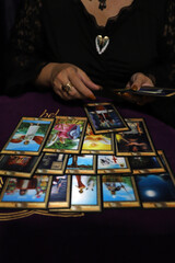 persona echando el tarot