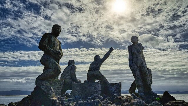 San Vicente do Mar (O Grove) - sendero pedras negras (Escultura en homenaje a los voluntarios en la limpieza de la costa en el naufragio del Prestige) - Pontevedra