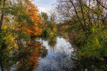 Herbstzeit an einem See im Münsterland