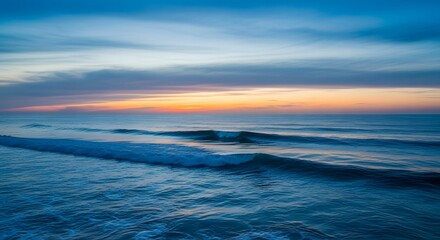 Obraz premium Ocean Waves at Sunset Tranquil Evening Seascape View