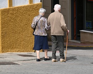 una pareja de ancianos paseando