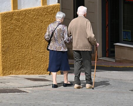 una pareja de ancianos paseando