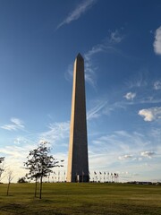 Obraz premium Washington Monument and American Flags in Evening Light