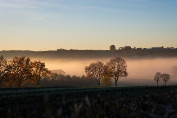 Nebelbank im Tal an einem Herbstmorgen