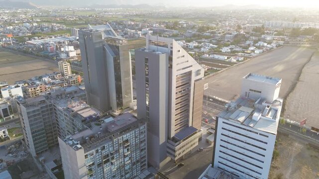 Toma a&eacute;rea con drone sobre edificios en Arequipa, Per&uacute; &ndash; vistas panor&aacute;micas urbanas, arquitectura contempor&aacute;nea y tr&aacute;fico en movimiento al atardecer